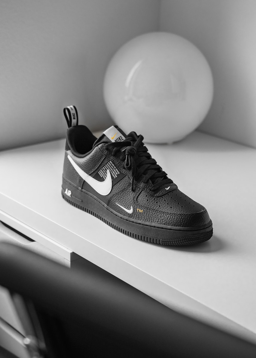unpaired OFF WHITE X Nike Air Force 1 low-top sneaker